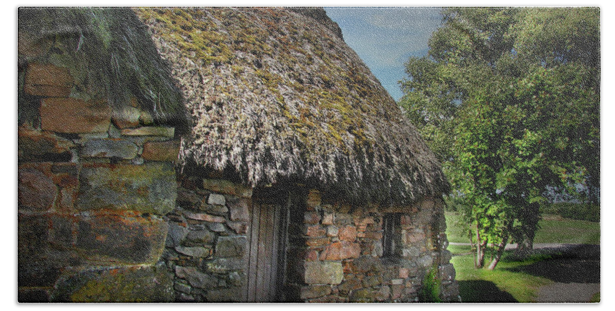 Scotland Bath Towel featuring the digital art Leanach Farmhouse Culloden Moor by Vicki Lea Eggen
