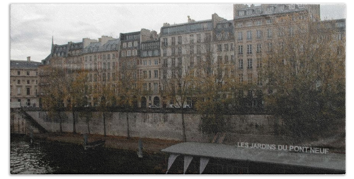 Paris Bath Towel featuring the photograph Les Jardins du Pont Neuf by Christopher J Kirby