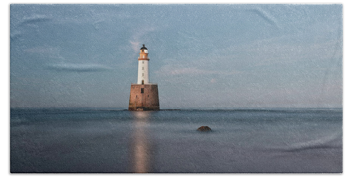 Rattray Head Lighthouse Bath Towel featuring the photograph Lighthouse Twilight by Grant Glendinning