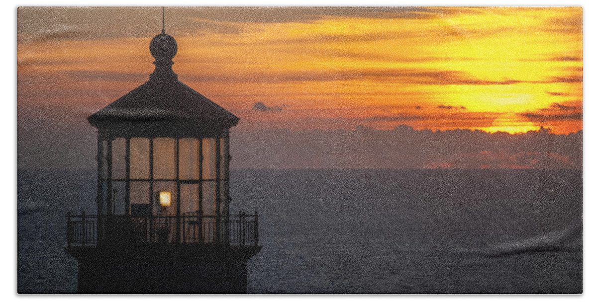Cape Disappointment Bath Towel featuring the photograph Lighthouse Sunset by Robert Potts