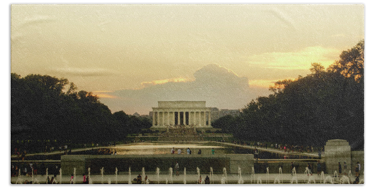 Sunset Bath Towel featuring the photograph Lincoln Memorial Sunset by Greg and Chrystal Mimbs