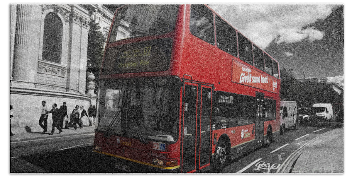 London Hand Towel featuring the photograph London Bus by Agusti Pardo Rossello