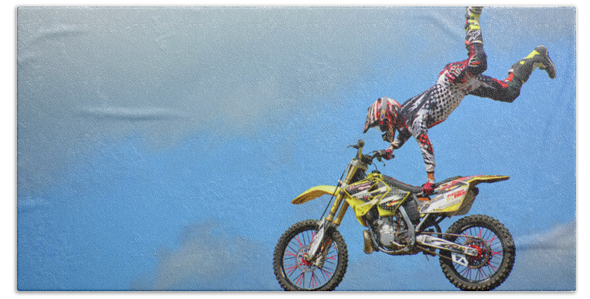 Motorsports Bath Towel featuring the photograph Look What I Found by Mike Martin