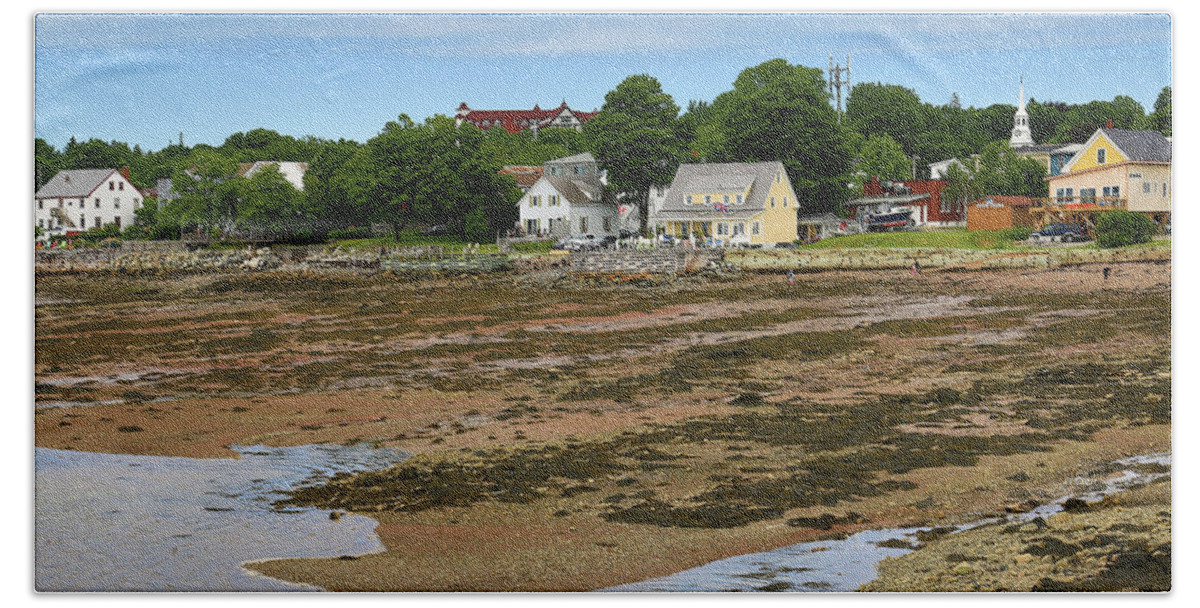 Gary Hall Bath Towel featuring the photograph Low Tide at St. Andrews by the Sea by Gary Hall
