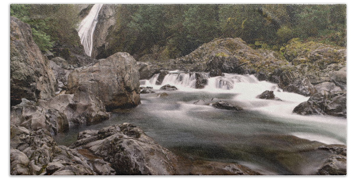 Waterfall Bath Towel featuring the photograph Lower Twin Falls by Jeff Swan