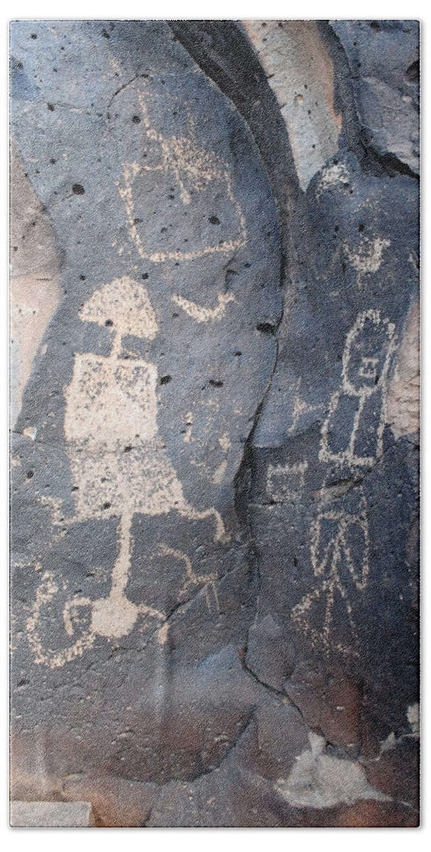Petroglyphs Bath Towel featuring the photograph Man and Woman Petroglyph by Glory Ann Penington