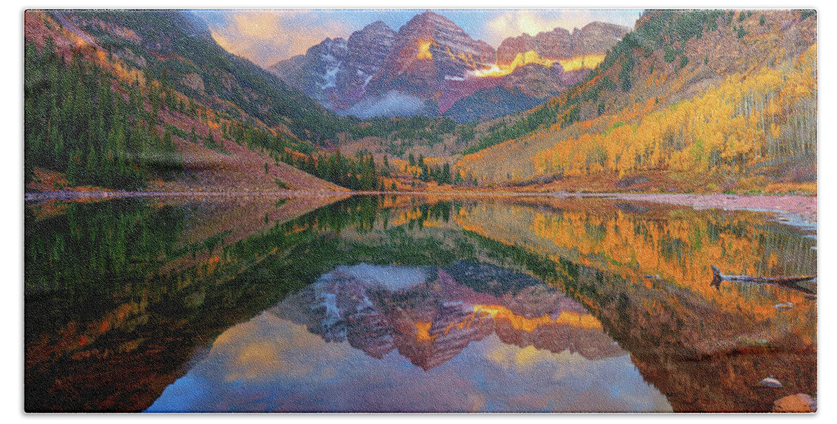 Maroon Bells Bath Towel featuring the photograph Maroon Lake Dawn by Greg Norrell