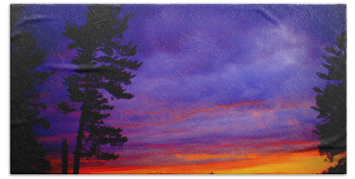 Maudslay Sunset Hand Towel featuring the photograph Maudslay Sunset 2 by Suzanne DeGeorge