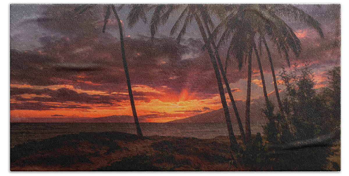 Sunset Bath Towel featuring the photograph Maui Sunset 1 by Susan Rissi Tregoning