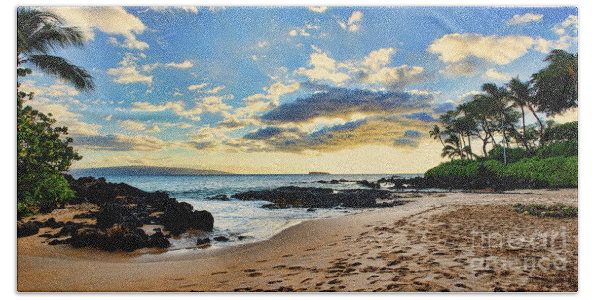 Maui Bath Towel featuring the photograph Maui Sunset Panorama by Eddie Yerkish