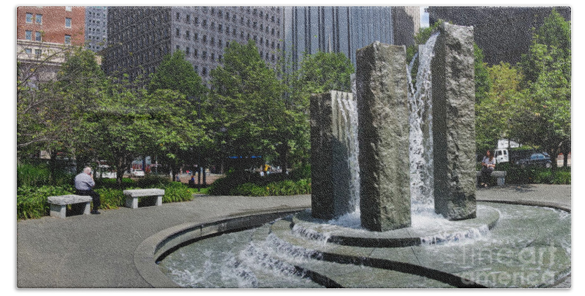 Mellon Green Park And Fountain Bath Towel featuring the photograph Mellon Green Fountain Pittsburgh Pennsylvania by Amy Cicconi