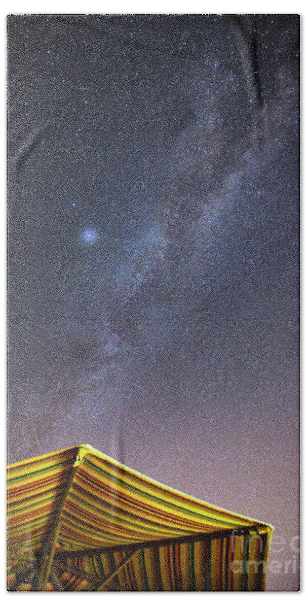 Night Bath Towel featuring the photograph Milky Way And A Planet Over The Umbrella by Mimi Ditchie