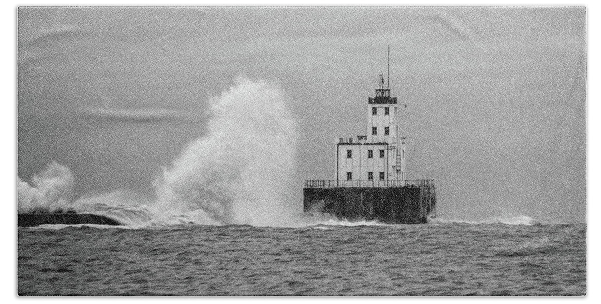Breakwater Lighthouse Bath Towel featuring the photograph Milwaukee Breakwater LIghthouse by Paul Schultz