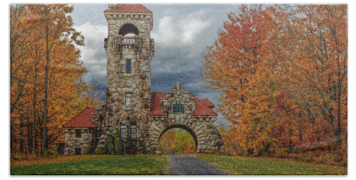 Mohonk Bath Towel featuring the photograph Mohonk Preserve Gatehouse by Susan Candelario