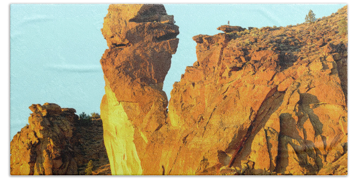 Monkey Face Bath Towel featuring the photograph Monkey Face Pillar at Smith Rock by David Gn