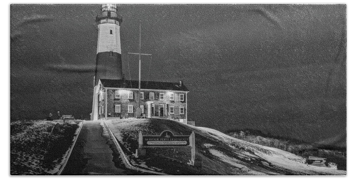 Montauck Point Lighthouse Bath Towel featuring the photograph Montauk Point Lighthouse BW by Susan Candelario