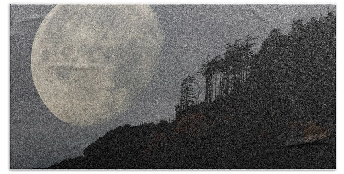 Landscape Bath Towel featuring the photograph Moon at Roosevelt Beach WA by Bob Cournoyer