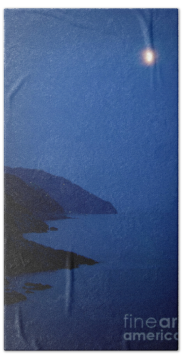 Vernazza Bath Towel featuring the photograph Moonrise over Vernazza by Doug Sturgess