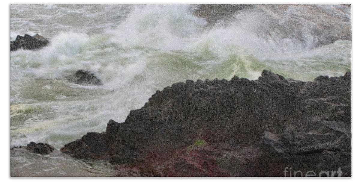 Seascape Bath Towel featuring the photograph Motion Of A Wave by Sheila Ping