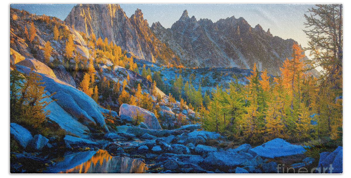 Alpine Lakes Wilderness Hand Towel featuring the photograph Mountainous Paradise by Inge Johnsson