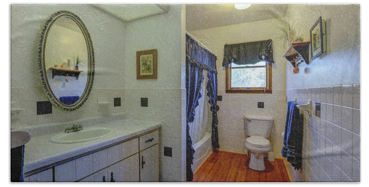 Real Estate Photography Bath Towel featuring the photograph Mt Vernon Master Bath by Jeff Kurtz