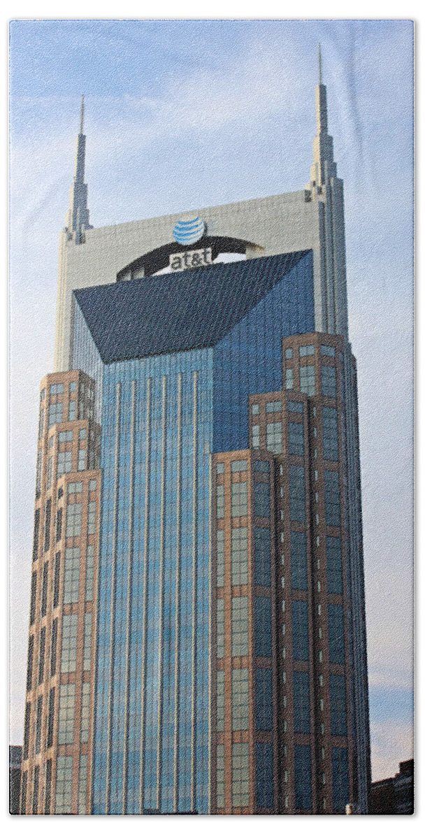 Bat Tower Bath Towel featuring the photograph Nashville Bat Tower by Kristin Elmquist