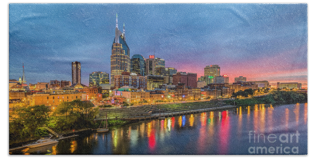 Nashville Skyline Bath Towel featuring the photograph Nashville Skyline by Jason Ludwig Photography