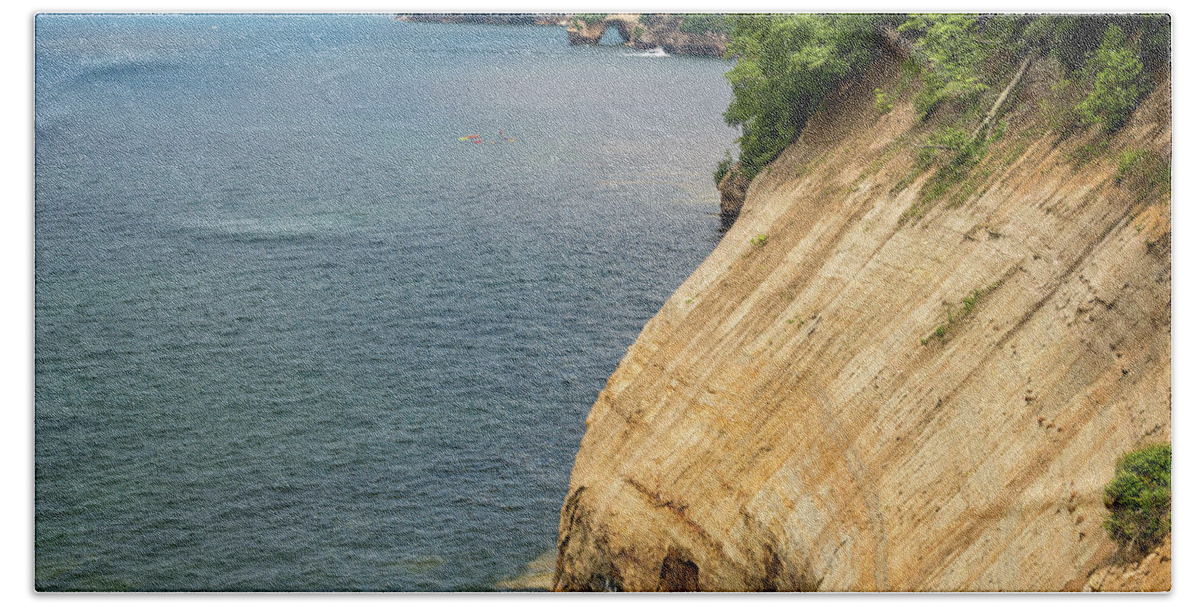 Pictured Rocks Bath Towel featuring the photograph Nature's Playground by Steve L'Italien
