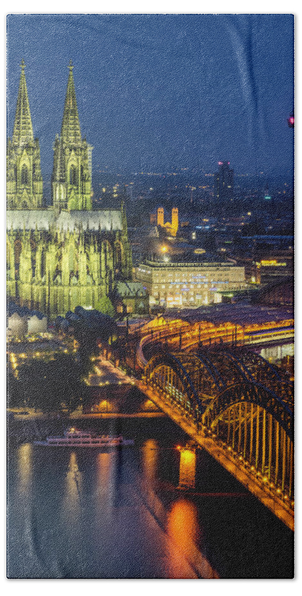 Cologne Bath Towel featuring the photograph Night Falls Upon Cologne 1 by Pablo Lopez