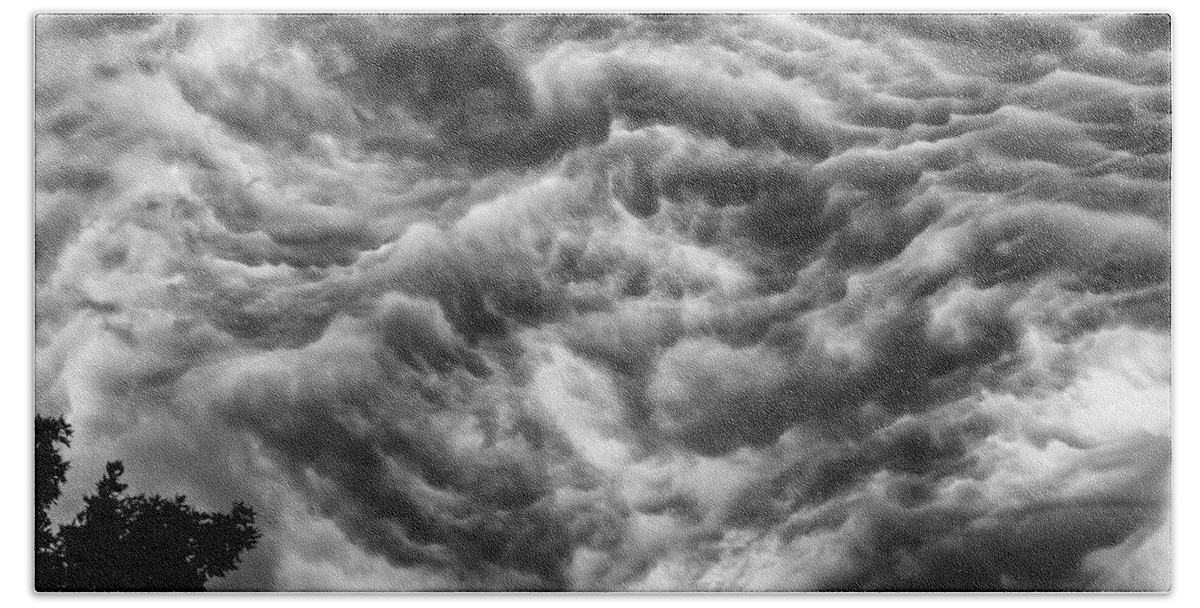 Storm Clouds Bath Towel featuring the photograph No where to go by Charles McCleanon