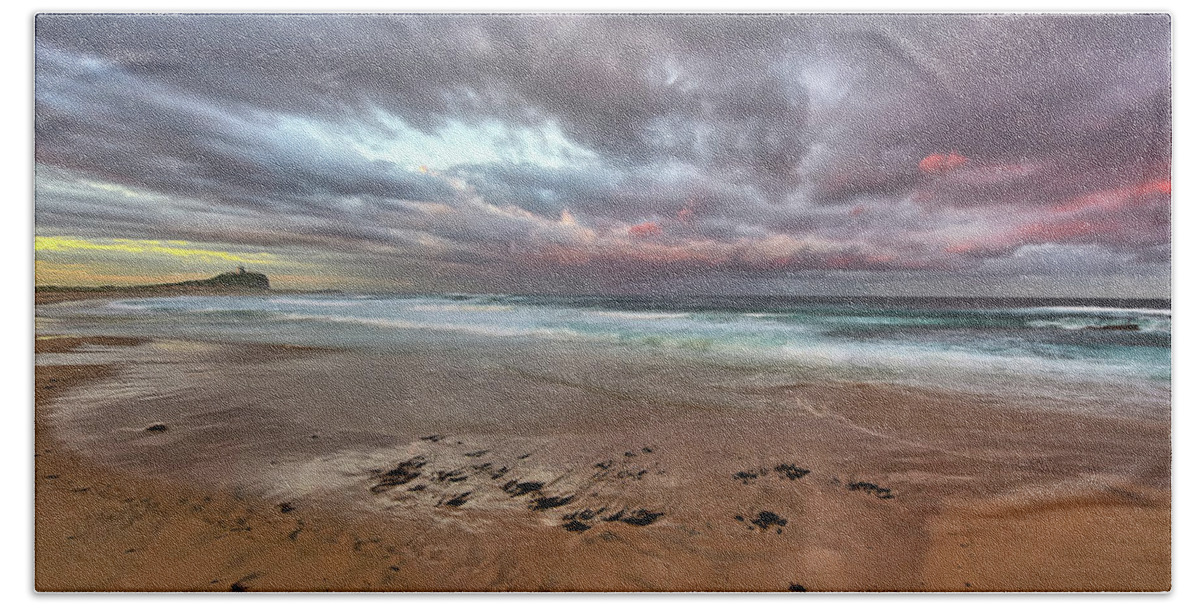 Mark Whitt Bath Towel featuring the photograph Nobbys Beach at Sunset by Mark Whitt