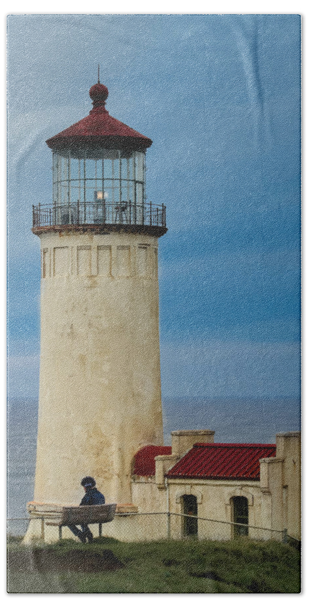 Washington State Lighthouses Hand Towel featuring the photograph North Head Lighthouse by E Faithe Lester
