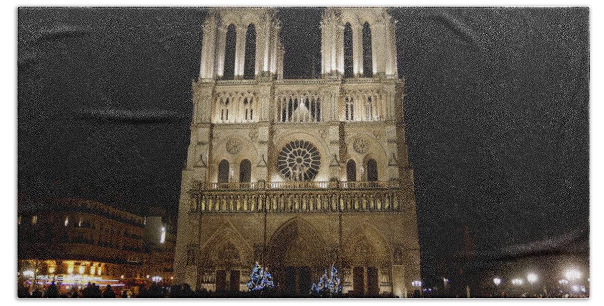 Notra Dame De Paris Bath Towel featuring the photograph Notre Dame de Paris by Erik Tanghe