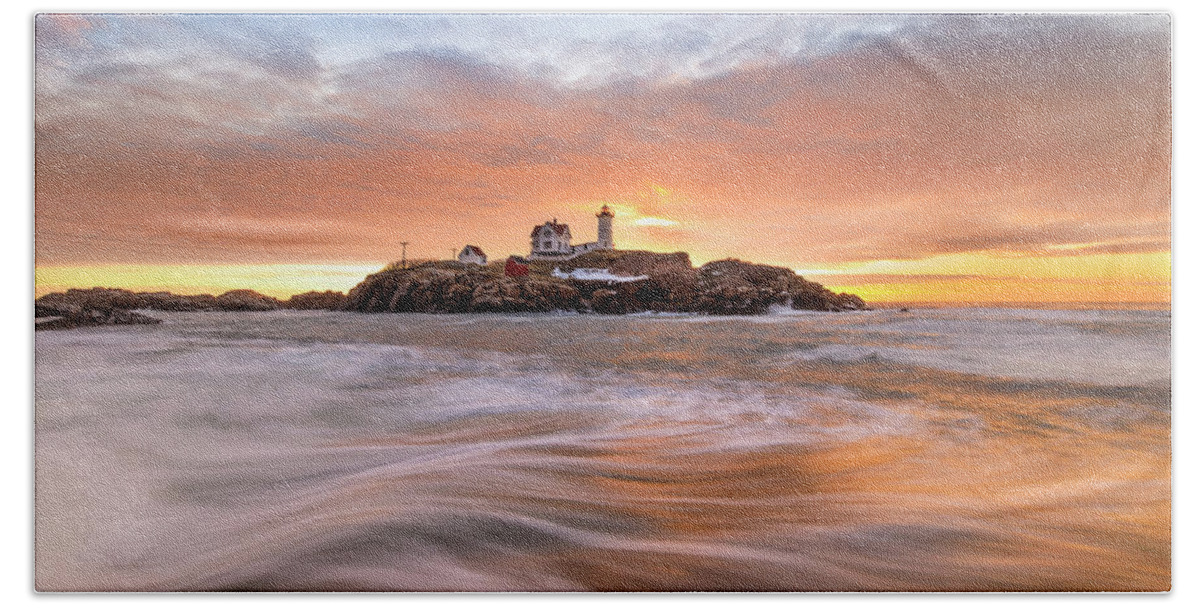 Nubble Lighthouse Bath Towel featuring the photograph Nubble Lighthouse by Rob Davies