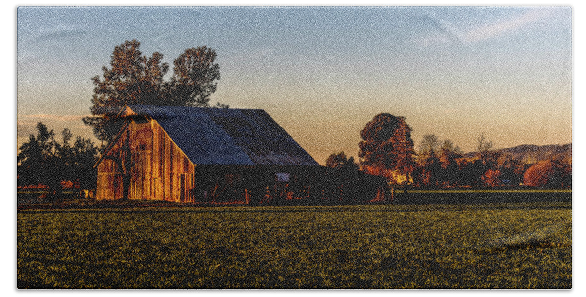 Barn Bath Towel featuring the photograph Old Barn 12 Color by Bruce Bottomley