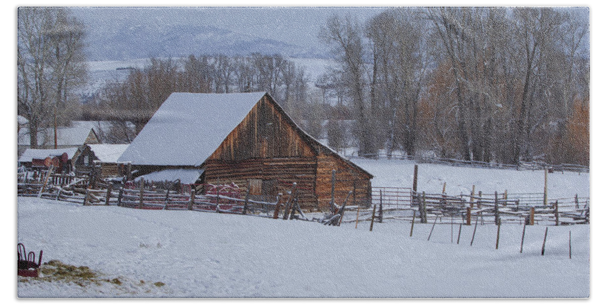 Mountains Bath Towel featuring the photograph Old Barn by Sean Allen