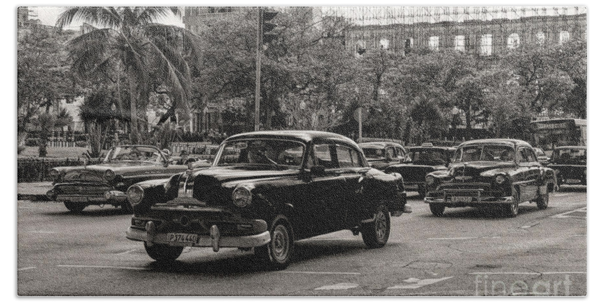 Cuba Bath Towel featuring the photograph Old cars in Havana by Les Palenik