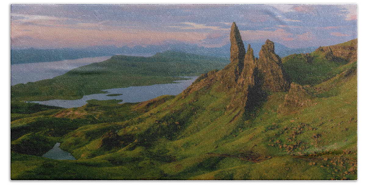 Skye Bath Towel featuring the photograph Old Man of Storr by Rob Davies
