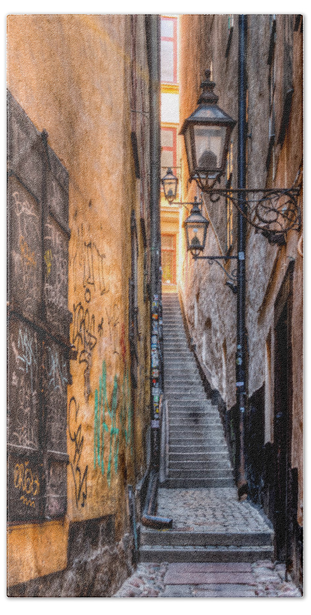 Stockholm Bath Towel featuring the photograph Old Town Alley 0050 by Kristina Rinell