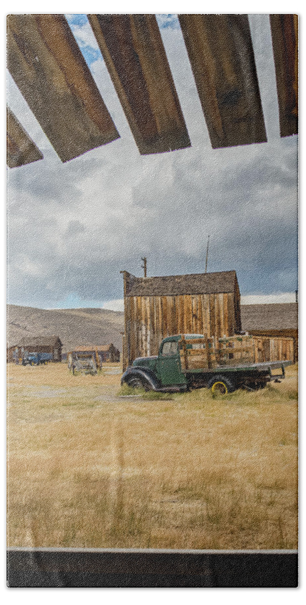 Bodie Hand Towel featuring the photograph Old Window by Mike Ronnebeck