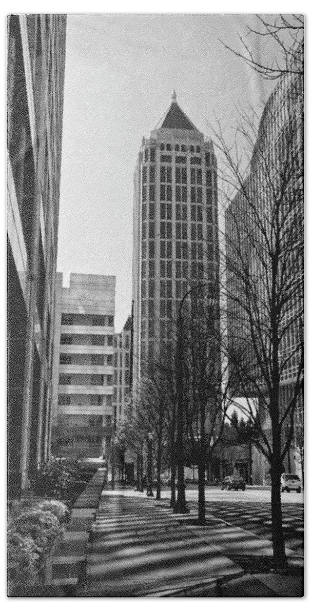Midtown Atlanta Bath Towel featuring the photograph One Atlantic Center in Black and White by Jill Lang