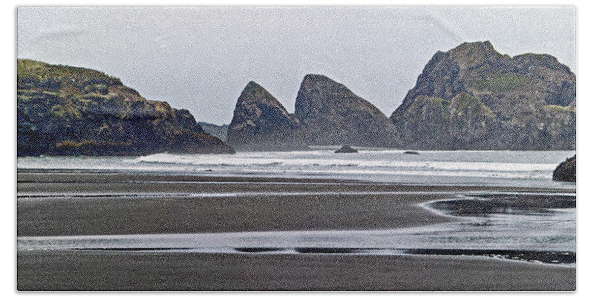 Oregon Coastal Tide Hand Towel featuring the photograph Oregon Tide by L J Oakes
