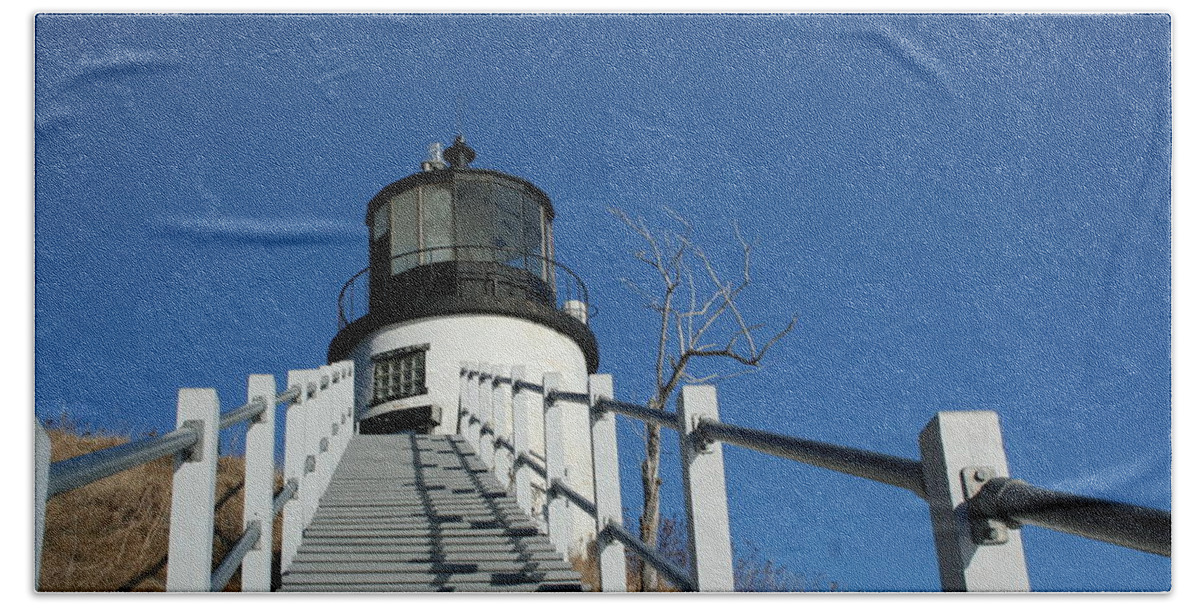 Landscape Bath Towel featuring the photograph Owls Head Lighthouse Winter by Doug Mills