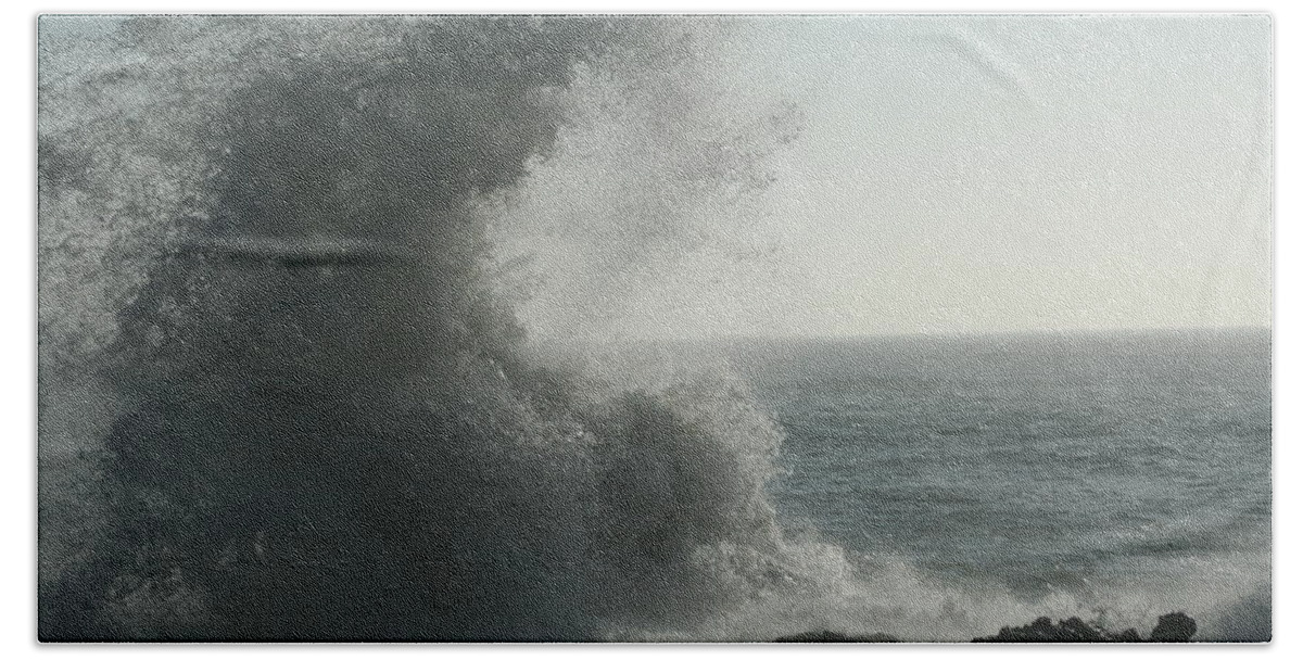 Wave Hand Towel featuring the photograph Pacific Crash by Laddie Halupa