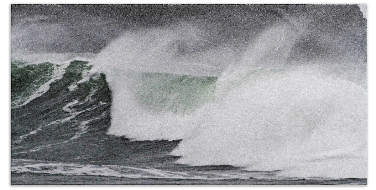 Pacific Ocean Waves And Wind Bath Towel featuring the digital art Pacific Ocean Waves And Wind by Tom Janca
