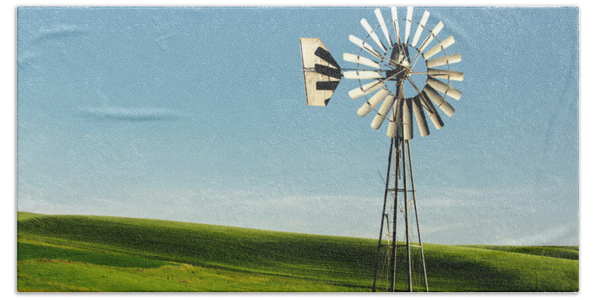 Windmill Bath Towel featuring the photograph Palouse Windmill by Todd Klassy