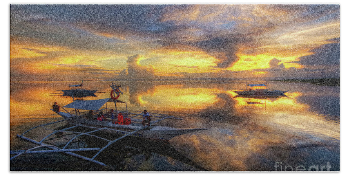Yhun Suarez Bath Towel featuring the photograph Panglao Port Sunset 10.0 by Yhun Suarez