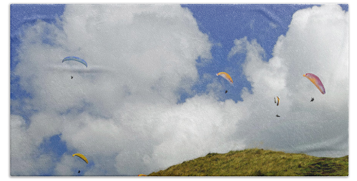Bright Bath Towel featuring the photograph Paragliders Above Mam Tor by Rod Johnson