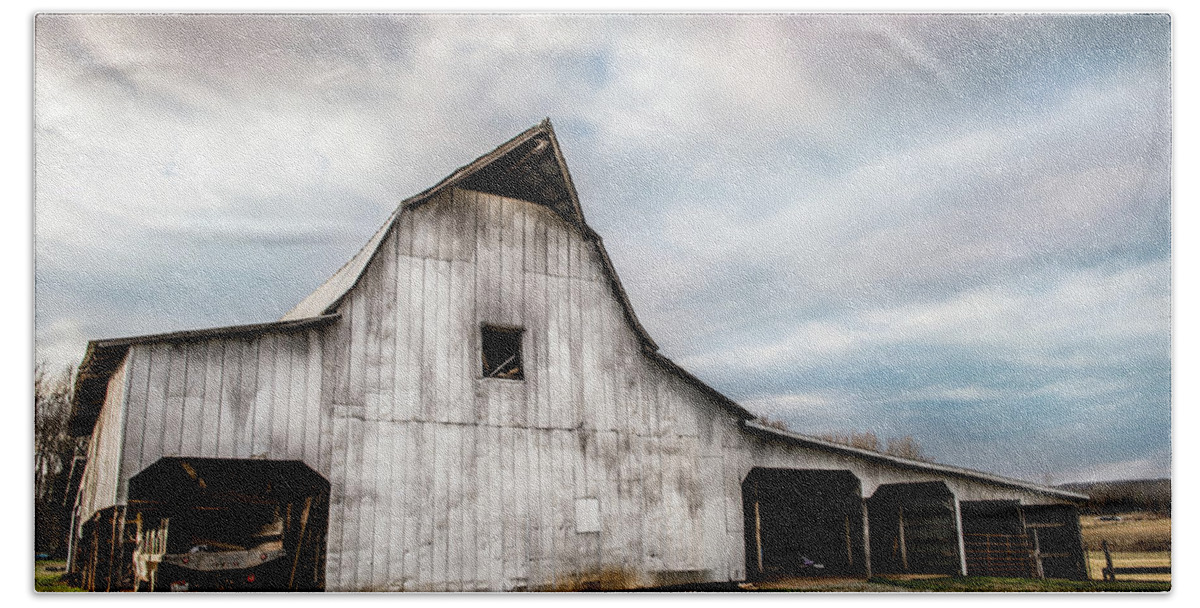 Old Barns Hand Towel featuring the photograph Payne Barn by Cynthia Wolfe