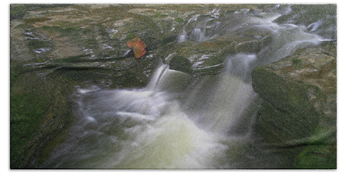 Landscape Hand Towel featuring the photograph Peace falls by Robert Och